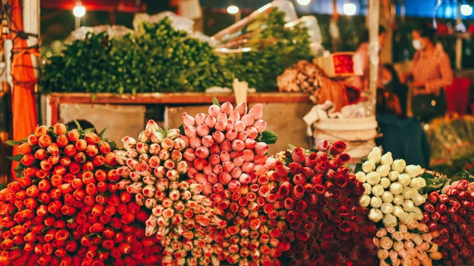 Quang Ba Night Flower Market