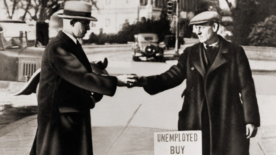 an unemployed man sells apple during the great depression in america