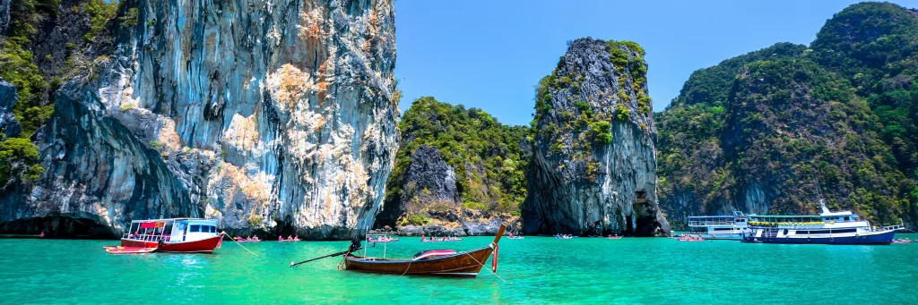 boats near the beach in phuket_landscape